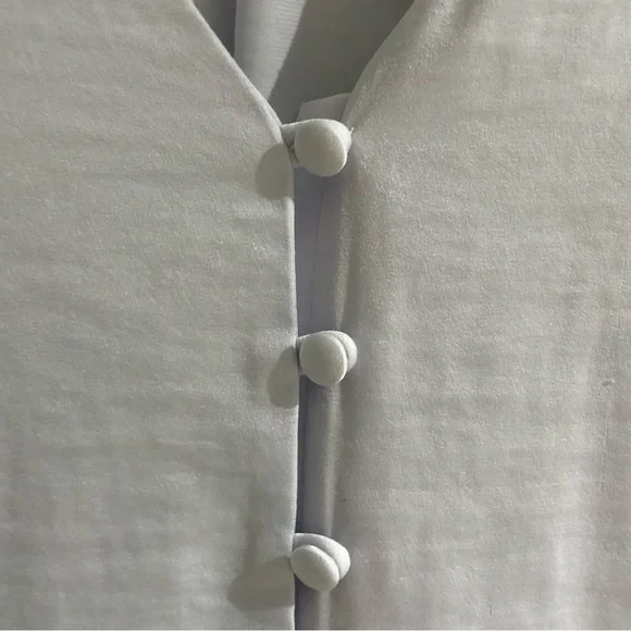 ❌SOLD Banana Republic V-Neck Button Up Blouse - Picture 5 of 8